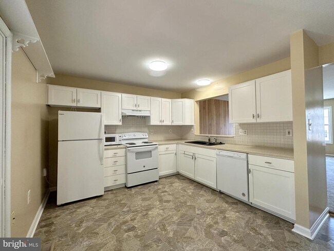 Building Photo - 102 Ridge Ct