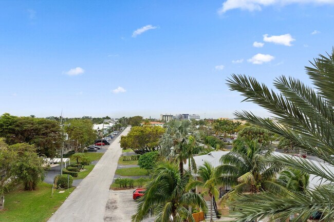 Building Photo - 2900 NE 30th St