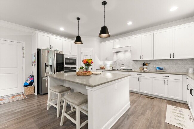 Building Photo - Stunning 6-Bed, 5-Bath home in Hudson Cove!