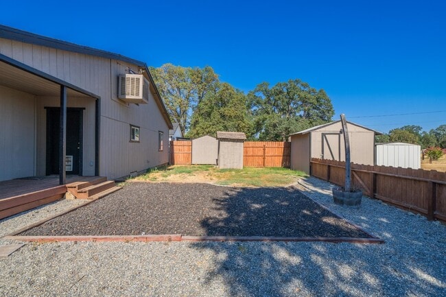 Building Photo - Adorable and clean country property locate...