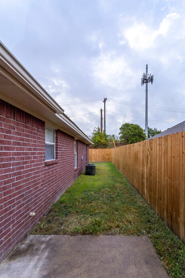 Side yard - 1627 Rock Hollow Loop