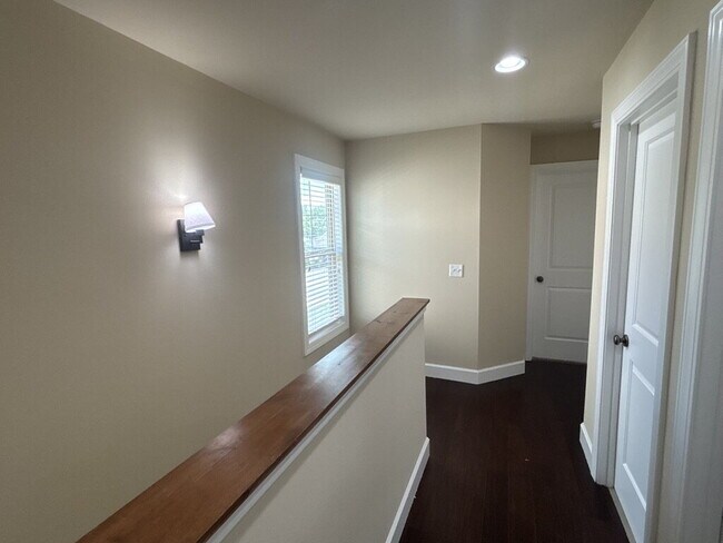 Building Photo - Spacious 3-Bed 2.5 Bath Townhome for Rent in Algood