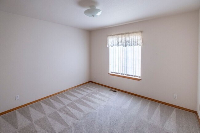 Building Photo - Home in Post Falls!