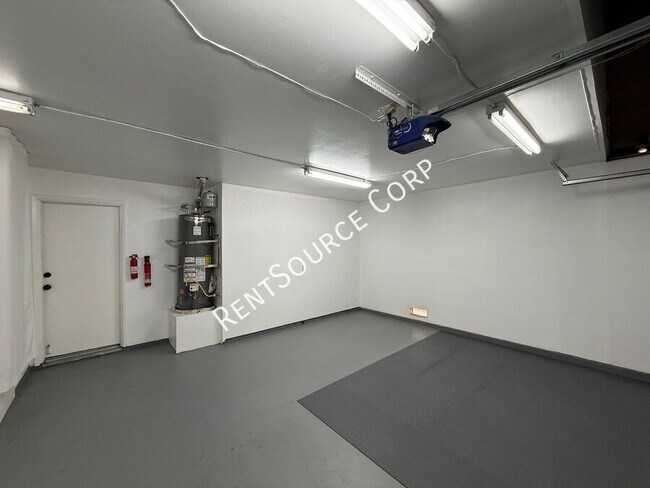 Building Photo - 1940 Simsburry St