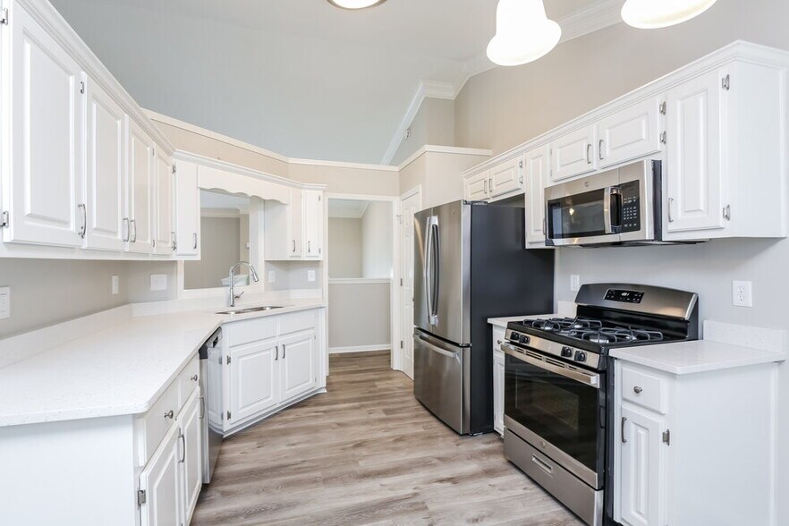 Building Photo - 215 Ashland Manor Dr