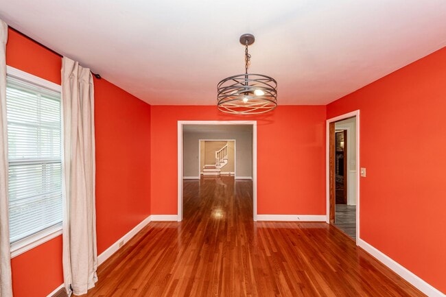 Building Photo - 6 Bedroom, 2.5 Bath House in Drayton on th...