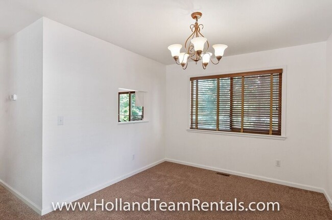 Building Photo - Large Home in Stonegate!