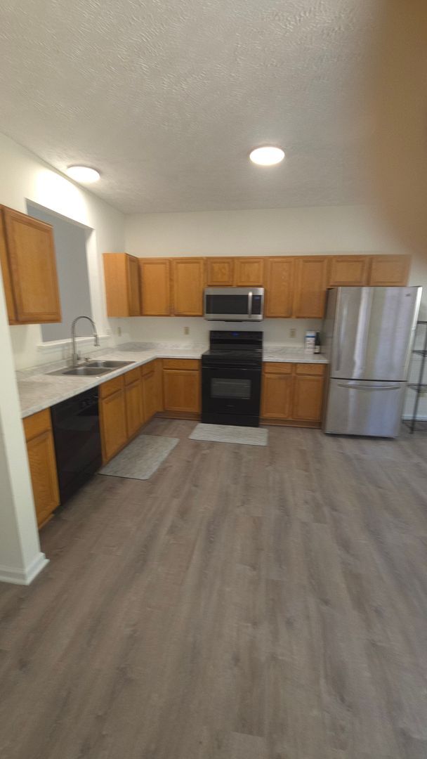 Building Photo - North Pointe 3 bedroom, 2.5 bath interior townhome