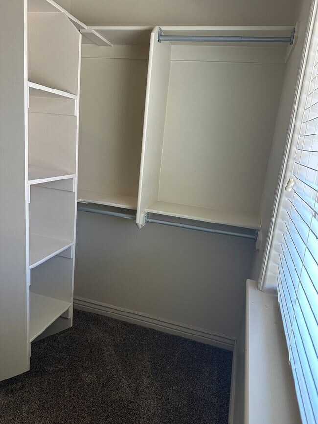 Building Photo - Modern 3 Bed, 2.5 Bath Townhouse - Excelle...
