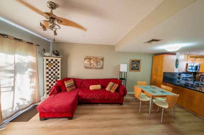 Building Photo - 2643 NE 15th St