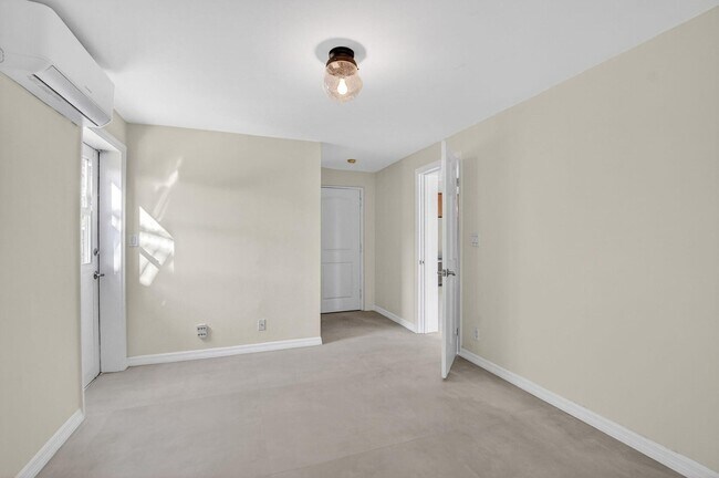 Building Photo - 467 NE 31st St