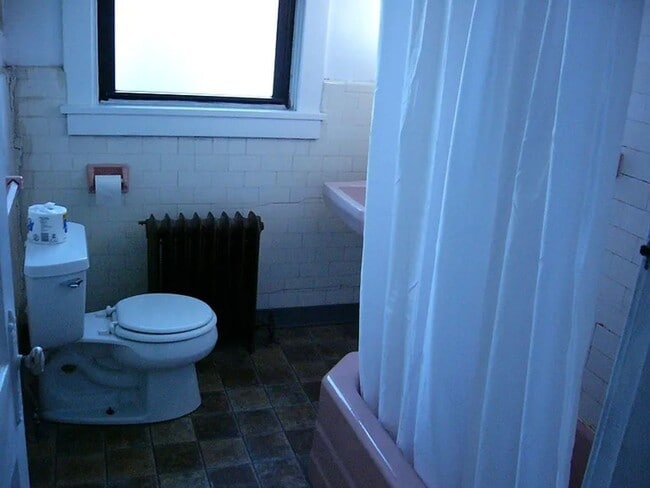 Building Photo - Three bedroom home with laundry