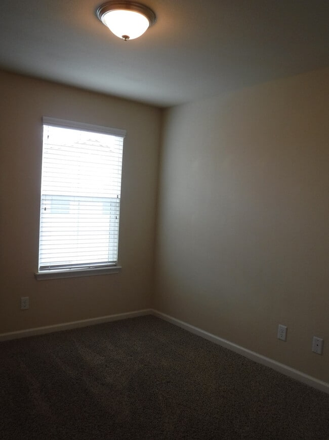 Building Photo - Great 4 Bedroom Condo With Upgrades! Highland Park Subdivision