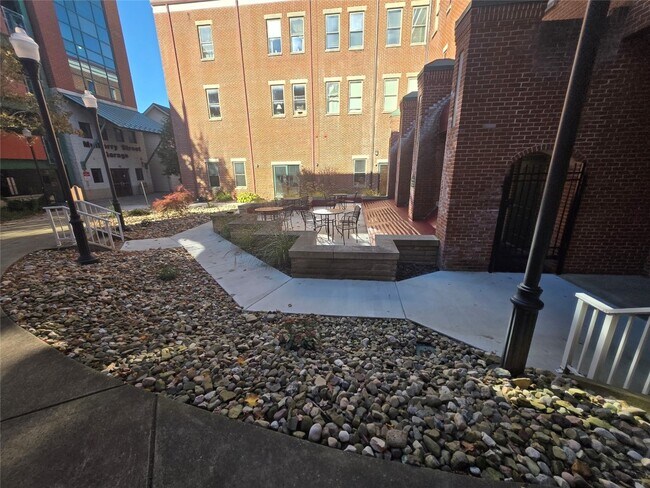 Building Photo - 900 Market St