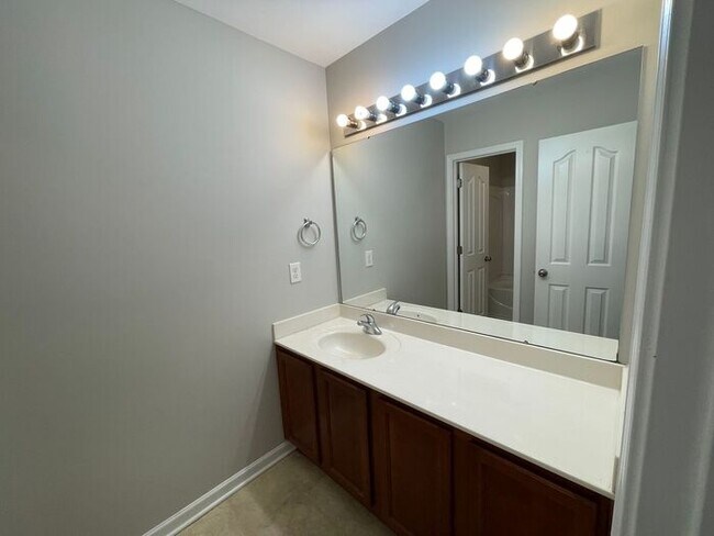 Building Photo - Spacious 4 bedroom, 2 full bath, 2 story town home