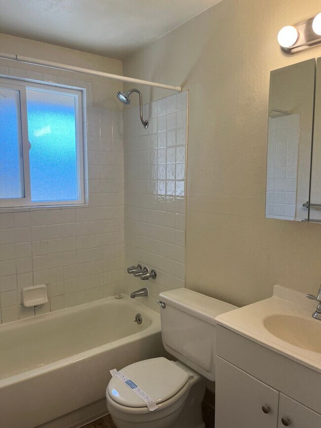 Building Photo - (473) Walnut Duplex - 2 Bedroom / 1 Bathroom