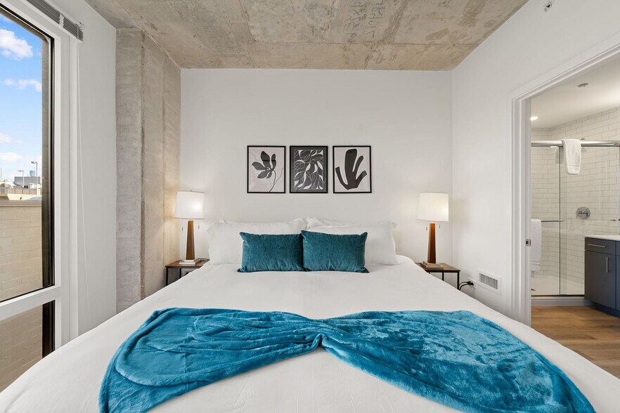 Building Photo - 853 W Blackhawk St