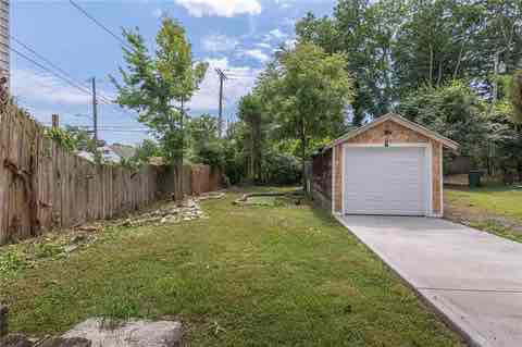 Building Photo - 336 E Siebenthaler Ave