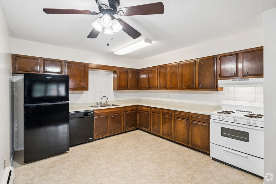 2BR, 1BA - 800SF - Kitchen - Broadmoor Park Apartments
