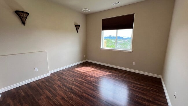 Building Photo - Meticulously well kept 3 bed, 3.5 bath Gov...