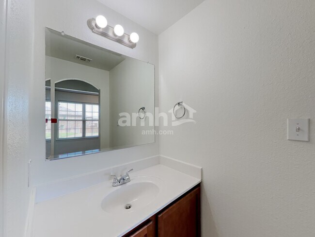 Building Photo - 5564 Thunder Bay Dr