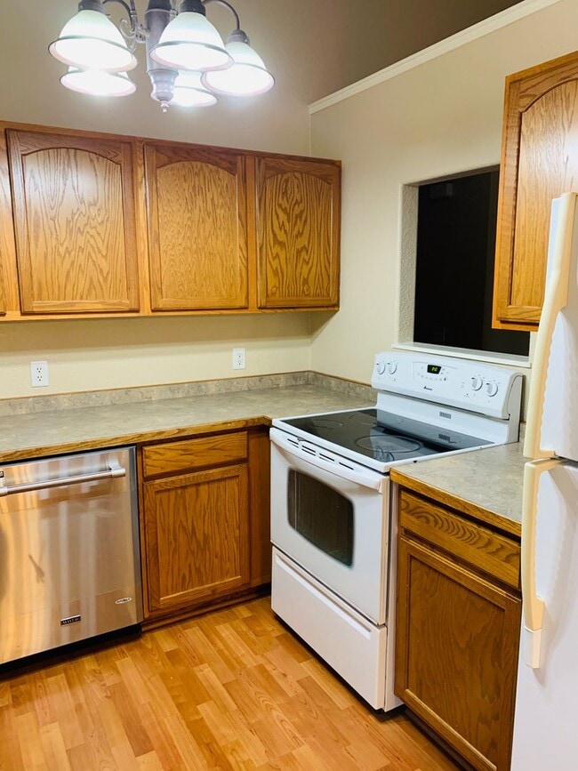 Building Photo - Single Level - 3 Bed - 2 Bath - Pet Friendly