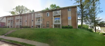 Building Photo - Completely remodeled 2 Bedroom Apartment in Bellevue with private Balcony!