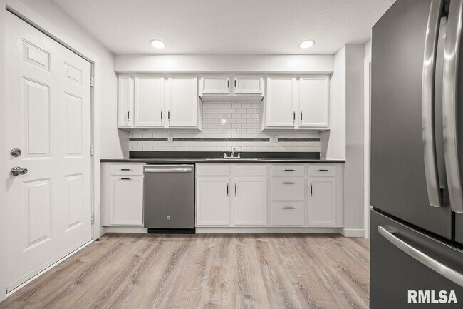 Building Photo - 6822 N Kimberly Dr