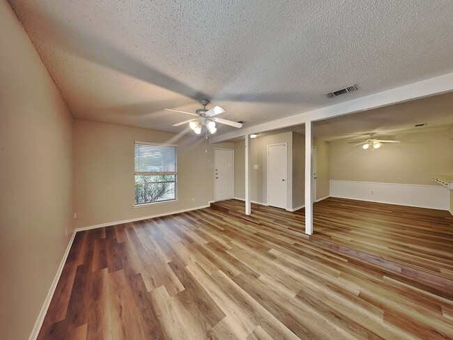 Building Photo - DARLING DUPLEX READY NOW!