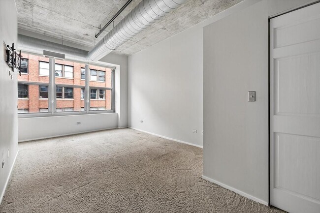 Building Photo - 933 W Van Buren St