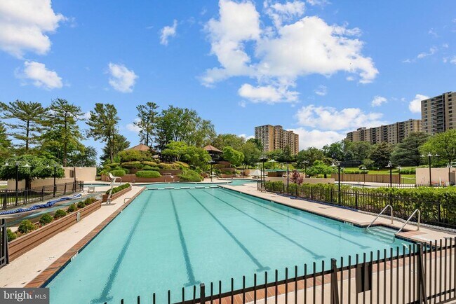 Building Photo - 205 Yoakum Pkwy