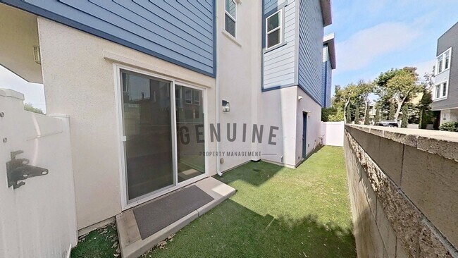 Building Photo - 3Bd 2.5Ba Townhouse w/Rooftop Deck