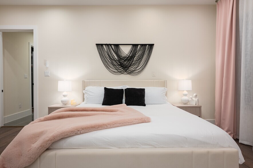 Building Photo - 917 Thompson St