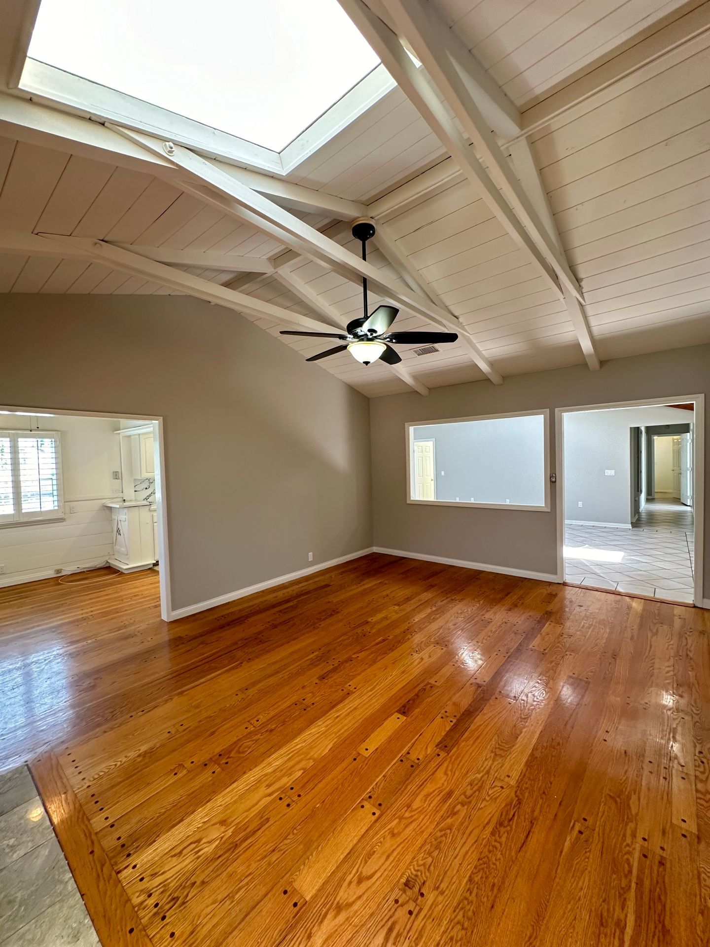 Building Photo - 9856 La Rosa Dr