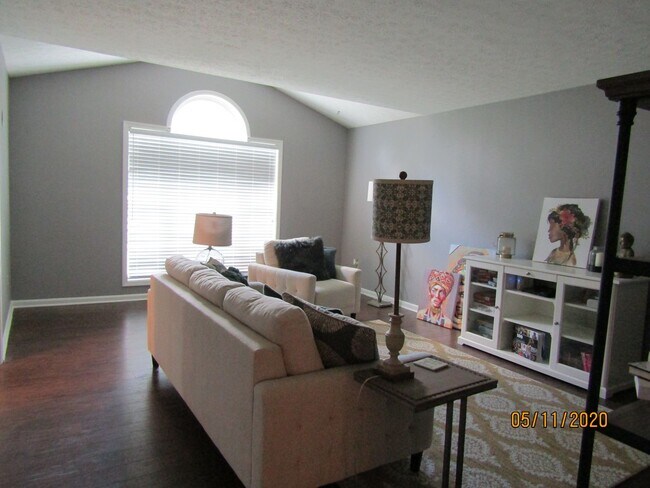 Building Photo - 802 Greenview Cir