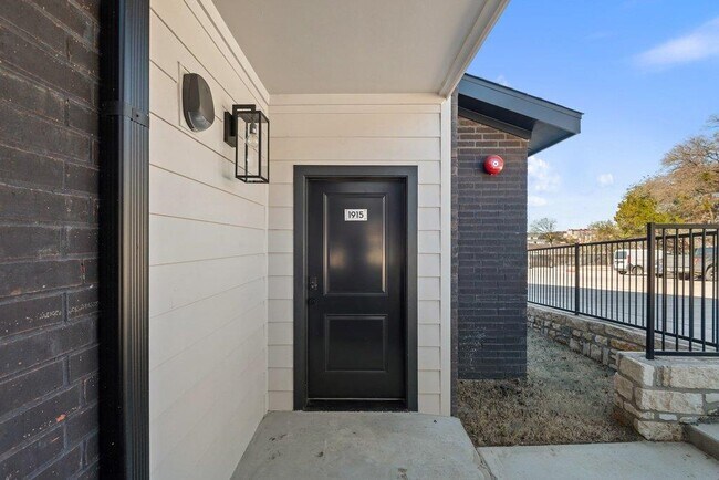 Building Photo - 2450 Wickersham Ln