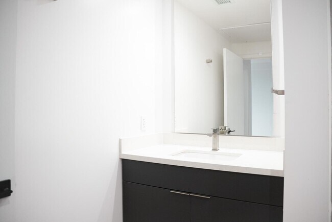 Building Photo - 8940 Reseda Blvd