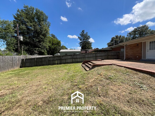 Building Photo - Charming 3BR/2BA Home Near Parkway Village | Hardwood Floors Throughout & Fenced Yard
