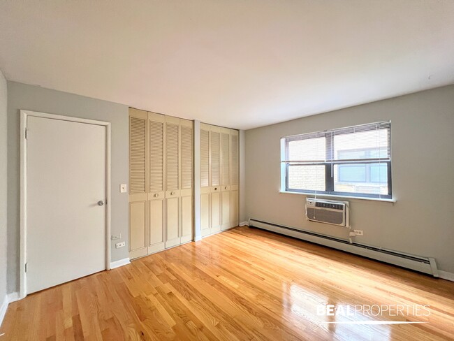 Building Photo - 510 W Briar Pl