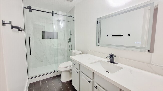 Building Photo - 17122 Canterbury Green Ct