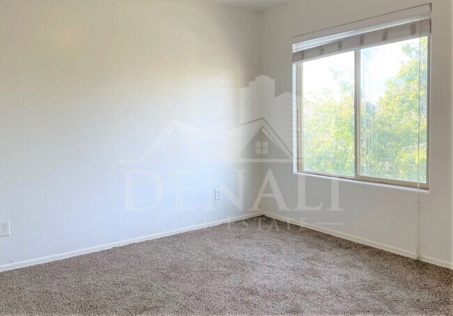 Building Photo - 925 E Canyon Rock Rd