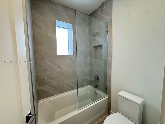 Building Photo - 19670 NE 14th Ct