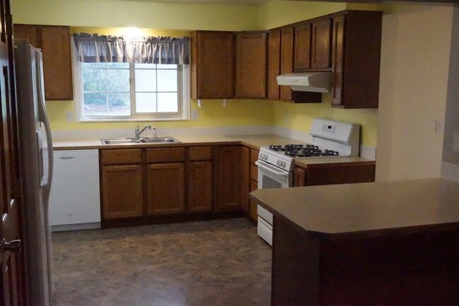 Building Photo - Large lot with room for a garden