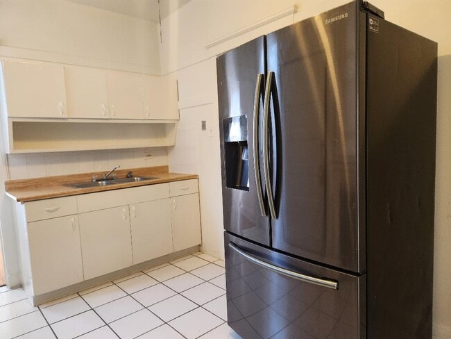 Building Photo - 824 E 53rd St