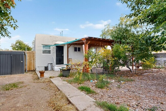 Building Photo - UPTOWN 2/bd 1/ba 1/cg 950/sf