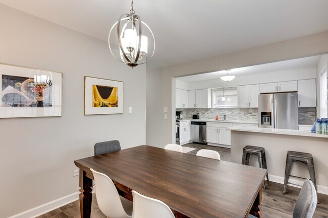 Building Photo - 226 S Hoyne Ave