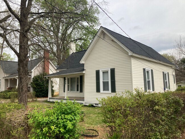 Building Photo - Super cute, newly renovated 3 bed, 1 bath ...