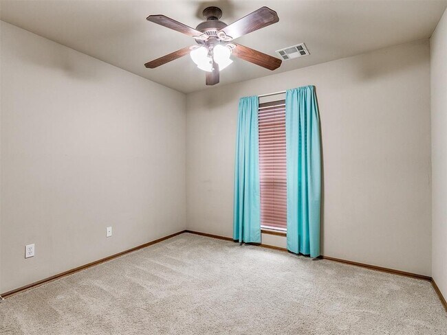 Building Photo - 1001 N Barn Hill Way