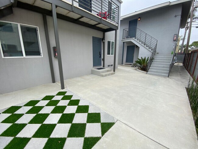 Building Photo - AC! In Unit Washer & Dryer! Reserved Onsite Parking! Downstairs Home!