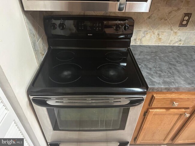 Building Photo - 113 The Woods